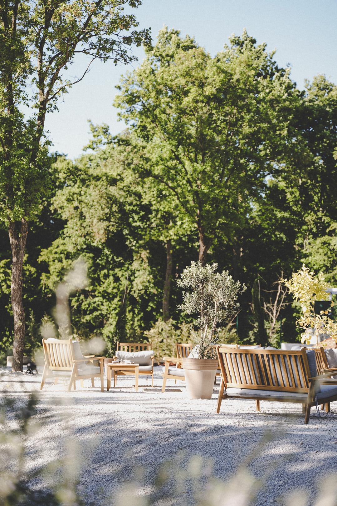 Lounge postav pod stablima u D'Orangerie Garden