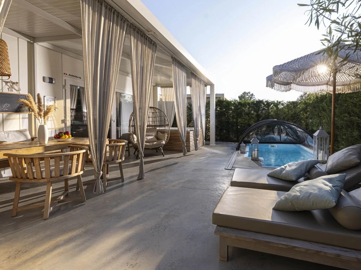 Villa with pool near D'Orangerie